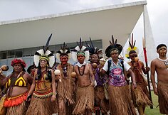 Brazilijoje strėlėmis ir lankais ginkluoti vietos genčių protestuotojai mėgino įsiveržti į Kongresą