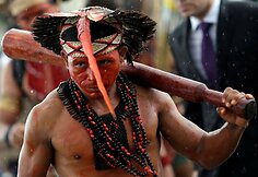 Brazilijoje strėlėmis ir lankais ginkluoti vietos genčių protestuotojai mėgino įsiveržti į Kongresą