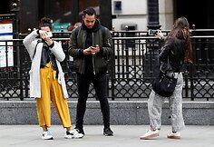 Telefonų ekranai užvaldę Londono gyventojus