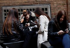 Telefonų ekranai užvaldę Londono gyventojus