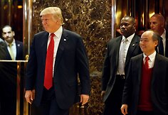 Donaldas Trumpas susitinka su Masayoshiu Sonu