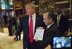 Donaldas Trumpas susitinka su Masayoshiu Sonu
