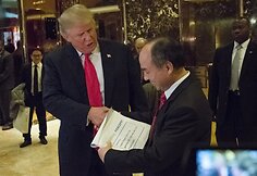 Donaldas Trumpas susitinka su Masayoshiu Sonu