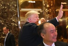 Donaldas Trumpas susitinka su Masayoshiu Sonu