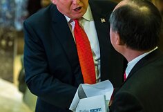 Donaldas Trumpas susitinka su Masayoshiu Sonu