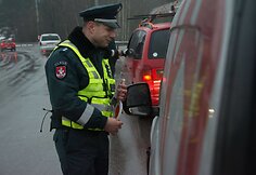 Tarptautinės Antikorupcijos dienos i&scaron;vakarėse Vilniuje surengta akcija &bdquo;Ky&scaron;is i&scaron;purvina&ldquo;