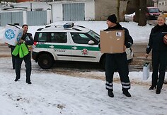 Pareigūnai  atne&scaron;ė dovanų vieni&scaron;ai daugiavaikei mamai Batniavoje