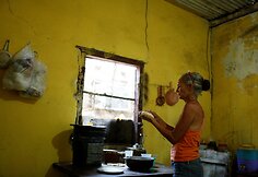 &Scaron;ios &scaron;eimos pusryčiai dažniausiai tėra kava su duona, o prie&scaron;piečiams ir pietums tenka valgyti vienus ryžius