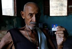 Senelis su savo portretu darytu prie&scaron; metus