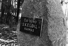 Kadras i&scaron; filmo &bdquo;Pabuvam savam lauki&ldquo; (rež. Henrikas &Scaron;ablevičius, 1988)