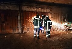 Ugniagesiai pjauna garažo spyną