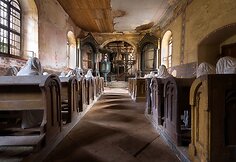 Devynių vaiduoklių bažnyčioje Čekijoje užklydėlius šiurpina drobėmis užkloti žmonių siluetai