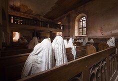 Devynių vaiduoklių bažnyčioje Čekijoje užklydėlius šiurpina drobėmis užkloti žmonių siluetai