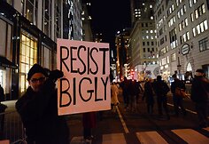 Prezidento Trumpo inauguracijos i&scaron;vakarėse Niujorke į gatves i&scaron;ėjo &scaron;imtai protestuotojų
