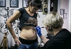 Tatuiruočių meistrė Rusijoje buitinio smurto aukų randus paslepia po tatuiruotėmis