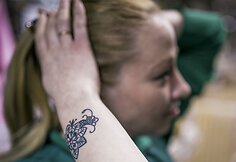 Tatuiruočių meistrė Rusijoje buitinio smurto aukų randus paslepia po tatuiruotėmis