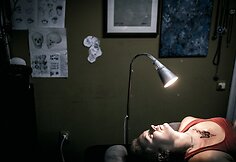 Tatuiruočių meistrė Rusijoje buitinio smurto aukų randus paslepia po tatuiruotėmis