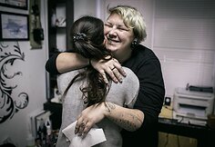 Tatuiruočių meistrė Rusijoje buitinio smurto aukų randus paslepia po tatuiruotėmis