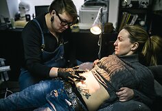 Tatuiruočių meistrė Rusijoje buitinio smurto aukų randus paslepia po tatuiruotėmis