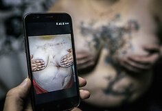 Tatuiruočių meistrė Rusijoje buitinio smurto aukų randus paslepia po tatuiruotėmis