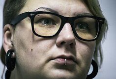 Tatuiruočių meistrė Rusijoje buitinio smurto aukų randus paslepia po tatuiruotėmis