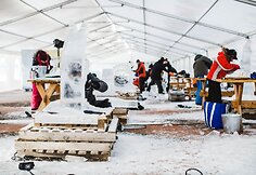 Menininkai ruošia ledo skulptūras