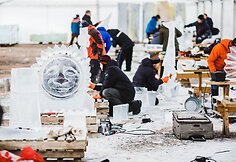 Menininkai ruošia ledo skulptūras
