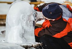 Menininkai ruošia ledo skulptūras