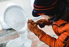 Menininkai ruošia ledo skulptūras