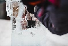 Menininkai ruošia ledo skulptūras
