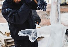 Menininkai ruošia ledo skulptūras
