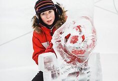 Menininkai ruošia ledo skulptūras