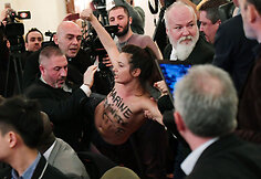 Prancūzijoje iki pusės nuoga &bdquo;Femen&ldquo; aktyvistė sutrikdė Le Pen kalbą