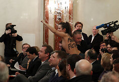 Prancūzijoje iki pusės nuoga &bdquo;Femen&ldquo; aktyvistė sutrikdė Le Pen kalbą