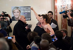 Prancūzijoje iki pusės nuoga &bdquo;Femen&ldquo; aktyvistė sutrikdė Le Pen kalbą