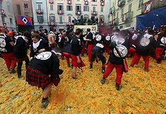 Šiaurės Italijoje užgavėnes švenčia mėtydami apelsinus