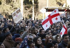 Gruzijoje tūkstančiai mitinguotojų reiškė paramą populiariai televizijai