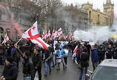 Gruzijoje tūkstančiai mitinguotojų reiškė paramą populiariai televizijai