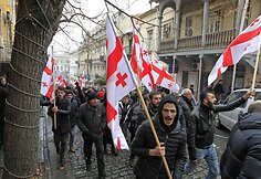 Gruzijoje tūkstančiai mitinguotojų reiškė paramą populiariai televizijai