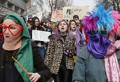 Feministės ragina Ukrainą sugrąžinti Tarptautinei moters dienai jos tikrąją prasmę