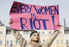 Feministės ragina Ukrainą sugrąžinti Tarptautinei moters dienai jos tikrąją prasmę