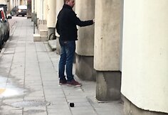 Vilniuje ant sienos pie&scaron;iantis vyras