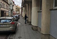 Vilniuje ant sienos pie&scaron;iantis vyras