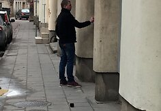 Vilniuje ant sienos pie&scaron;iantis vyras