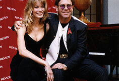 Eltonas Johnas su Claudia Schiffer