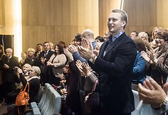 Visaginiečių plojimai po LNDT spektaklio „Žalia pievelė“ premjeros. Jevgenijus Šuklinas