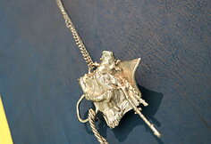 Sonja Gerdes „Talismanas deguonies stimuliatoriui“, chromuotos bronzos talismanas, 23×3×8 cm, 2014