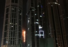 Gaisras viename aukščiausių Dubajaus dangoraižių