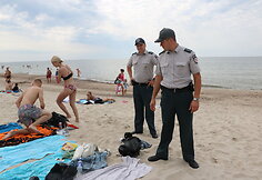 Policijos pareigūnai paplūdimyje