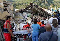 Gelbėjimo operacija po žemės drebėjimo italijoje